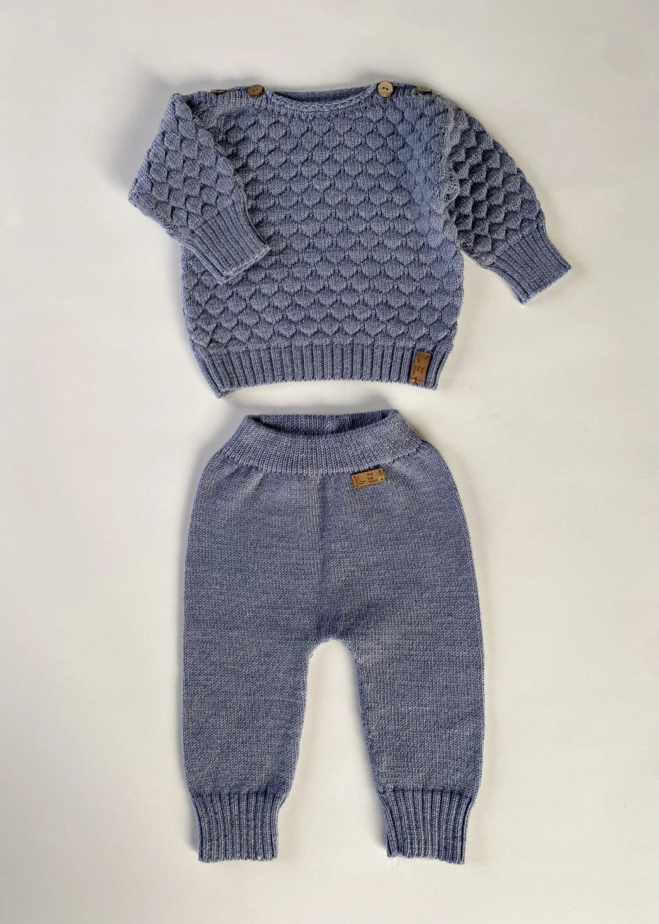 Megztas melynas kostiumelis kudikiui