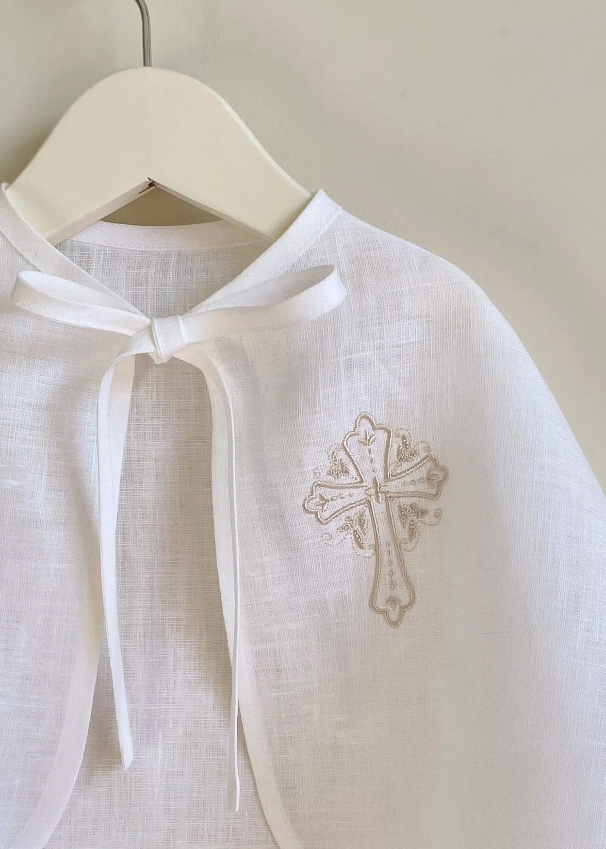 kriksto skraiste su siuvinejimu