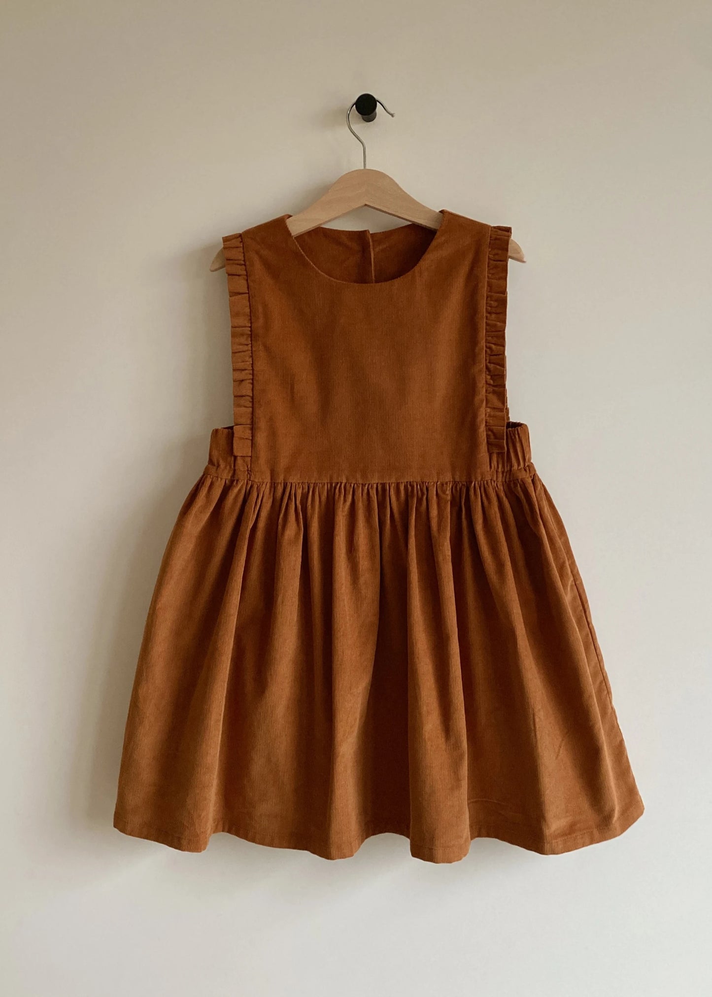 vaikiskas velvetinis sarafanas cinamono spalvos