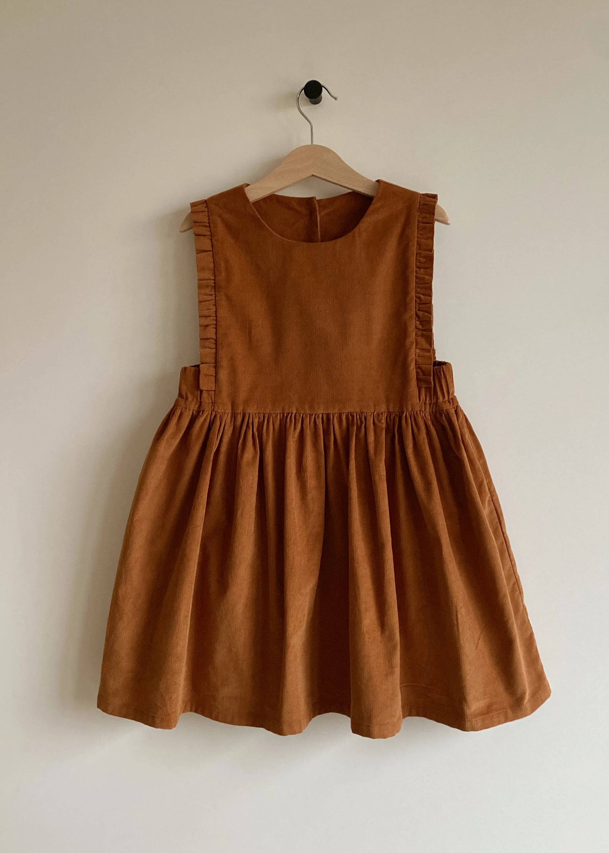 vaikiskas velvetinis sarafanas cinamono spalvos